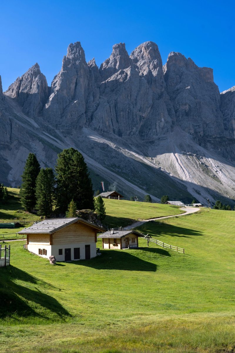Gemütliche Almhütte in Südtirol mit Blick auf die Dolomiten bei Sonnenuntergang