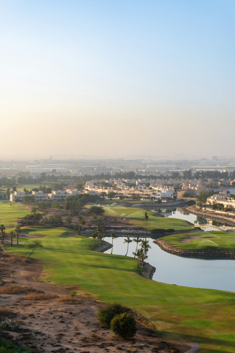 Golfplatz in Dubai mit Skyline und Wüstenlandschaft