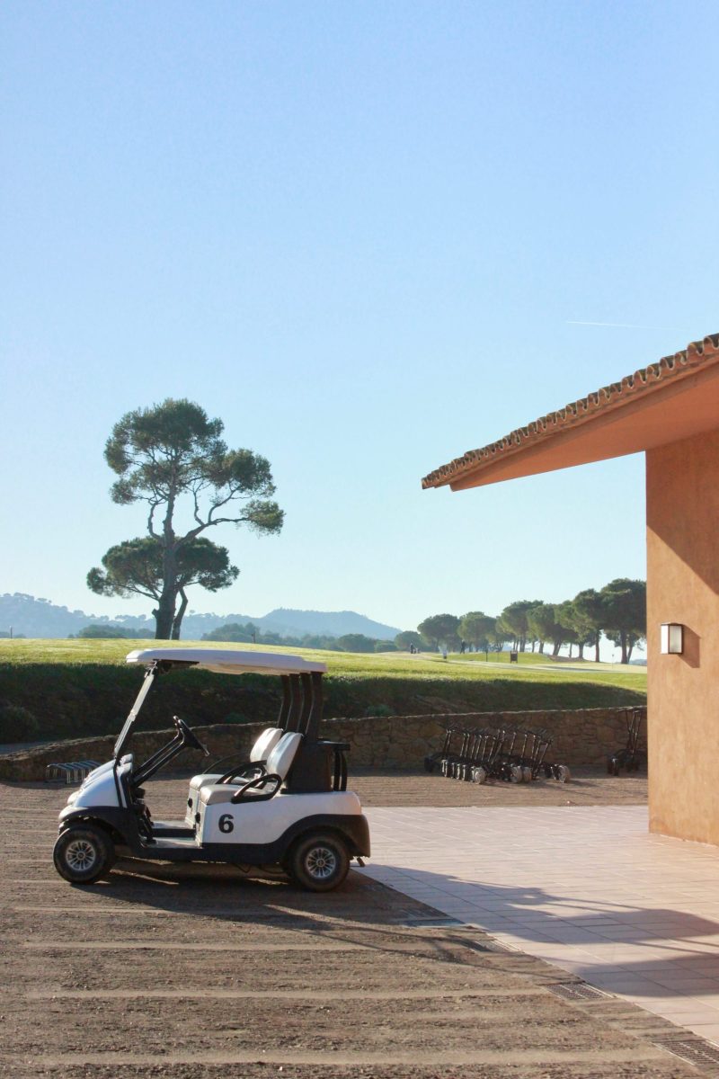 Golfer spielt auf einem Platz an der Costa del Sol mit Palmen und Bergen