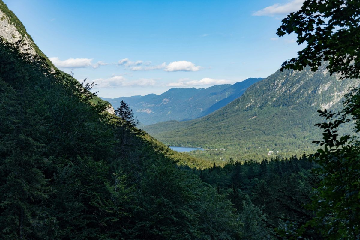 Abgelegene Berghütte in den Julischen Alpen Sloweniens mit Bergpanorama