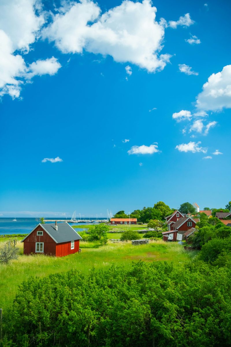 Familie frühstückt auf der Terrasse eines Ferienhauses mit Blick auf die Berge