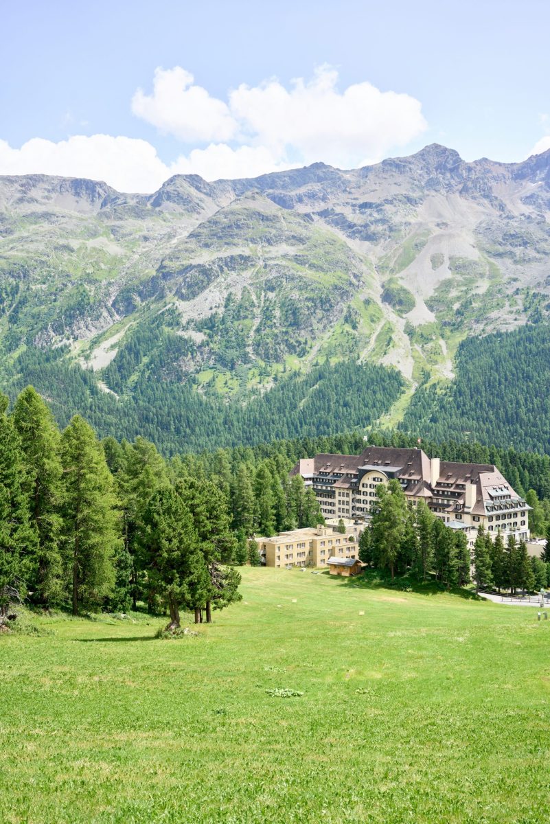 Luxuriöses Chalet in St. Moritz mit Schneelandschaft und Bergblick
