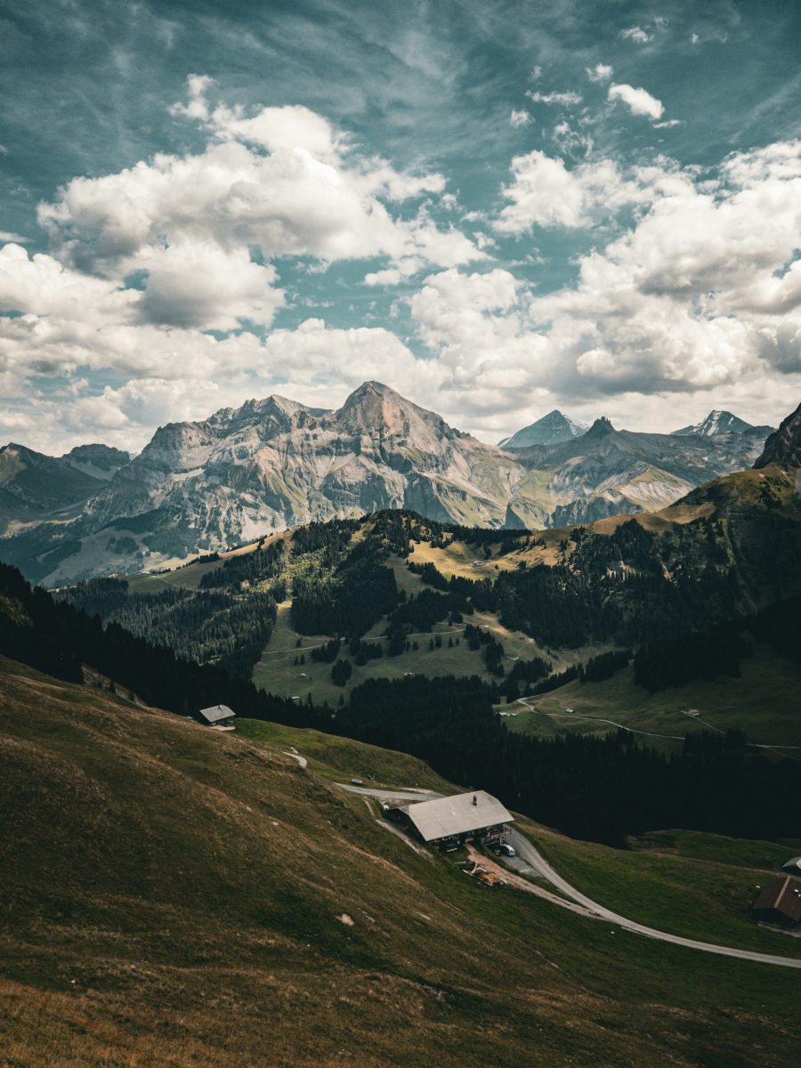 Urige Almhütte in Bayern mit Blick auf Wiesen und Berge bei Sonnenuntergang